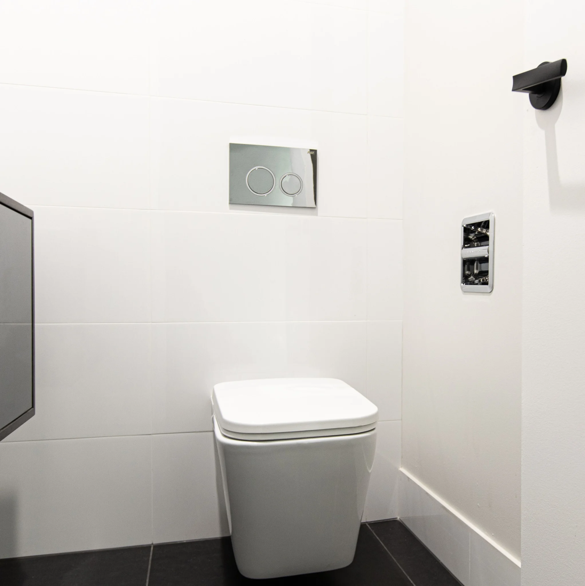 SmartRoll Chrome installed in white tile bathroom